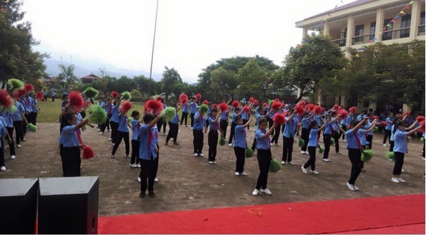 Description: Trong hình ảnh có thể có: một hoặc nhiều người, mọi người đang đứng, đám đông, trẻ em và ngoài trời