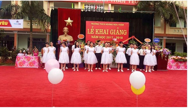 Description: Trong hình ảnh có thể có: 1 người, đang đứng và ngoài trời