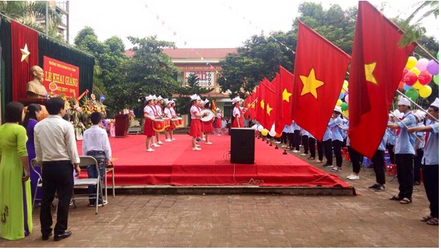 Description: Trong hình ảnh có thể có: một hoặc nhiều người, mọi người trên sân khấu, mọi người đang đứng và ngoài trời